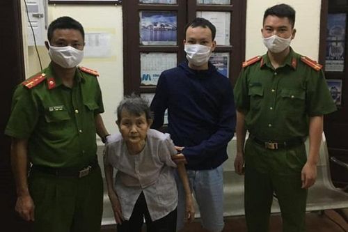 Công an Hà Nội giúp đỡ cụ bà đi lạc trong đêm mưa