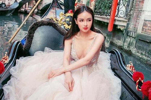 Rich kid đình đám Singapore ly hôn, làm mẹ đơn thân