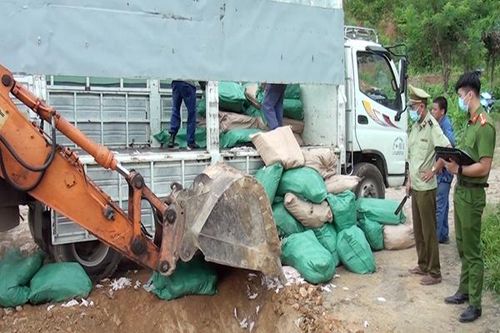 Bát Xát: Tiêu hủy 2,8 tấn chân gà không rõ nguồn gốc