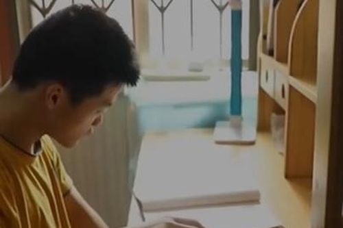 Đường đến đại học của nam sinh Trung Quốc bị bại não