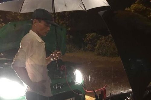 Tài xế Vĩnh Phúc giúp người lạ sửa xe trong đêm, giữa mưa lớn