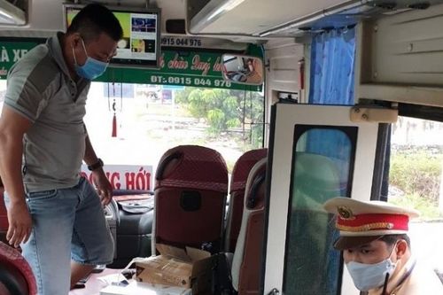 Quảng Bình: Phát hiện xe ô tô khách chở hàng trăm bao thuốc lá lậu