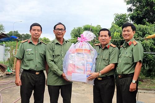 Công an tỉnh An Giang thăm hỏi gia đình nguyên lãnh đạo tỉnh và Công an tỉnh