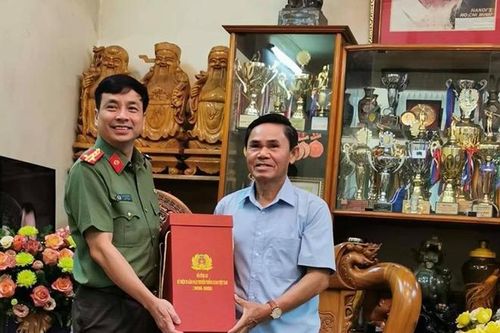 Tri ân, thăm hỏi nguyên lãnh đạo Công an tỉnh Hòa Bình