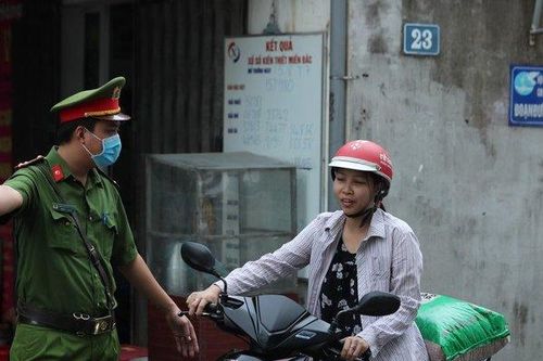 Hà Nội: Nhiều trường hợp 'nhà gần nên quên' khẩu trang bị xử phạt
