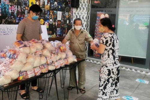 HyHy Shop trao quà cứu trợ cho người khó khăn trong mùa dịch