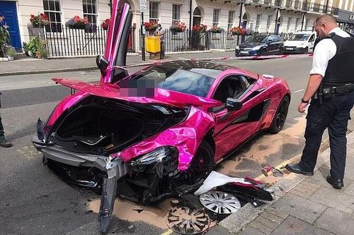 Siêu xe McLaren màu hồng hư hỏng nặng sau khi tông vào xe Volkswagen