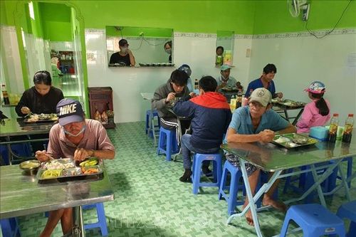 Ấm áp những suất cơm từ thiện