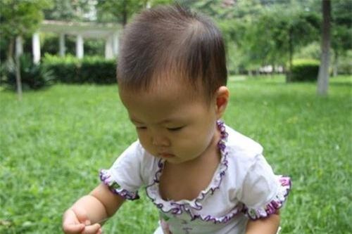 Con gái xương ngực như 'ức gà', mẹ trẻ hối hận vì nghe mẹ chồng nuôi con sai cách
