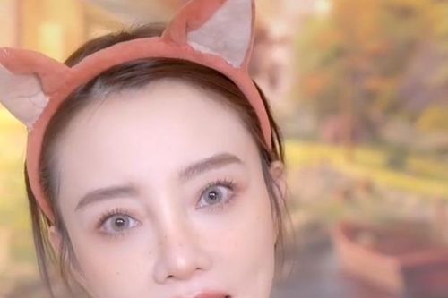 Giật mình với hình ảnh Lý Tiểu Lộ trong livestream dạy trang điểm