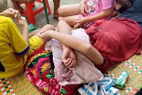 Người giúp việc trải chiếu nằm cửa nhà, nguyên phó trưởng công an huyện ở Nghệ An hứa trả lại tiền
