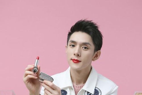 Lý Giai Kỳ làm lố khi đem theo nhiều vệ sỹ khi xuất hiện trên phố