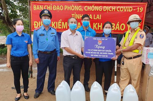 Tỉnh Đoàn Gia Lai tặng quà các chốt kiểm soát phòng-chống dịch Covid-19
