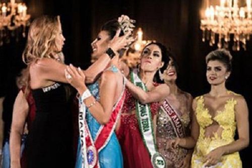 Những màn đăng quang hoa hậu 'dở khóc dở cười'