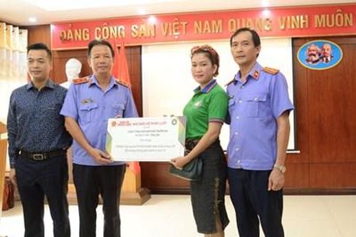 Báo Bảo vệ pháp luật trao tặng khẩu trang y tế cho các đơn vị Viện kiểm sát