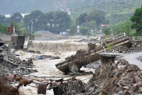 Nhà đổ, cầu sập vì mưa lũ nghiêm trọng ở Trung Quốc