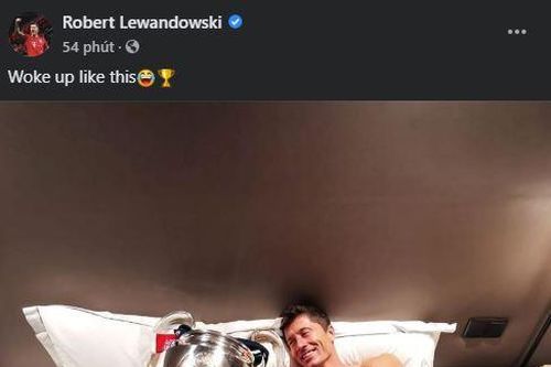 Lewandowski thư giãn với cúp Champions League
