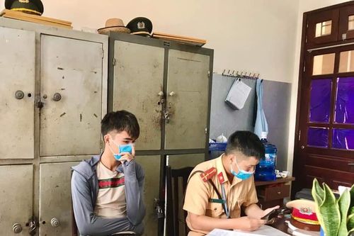 Xử lý thanh niên không đội mũ bảo hiểm, bốc đầu xe đăng clip lên mạng xã hội