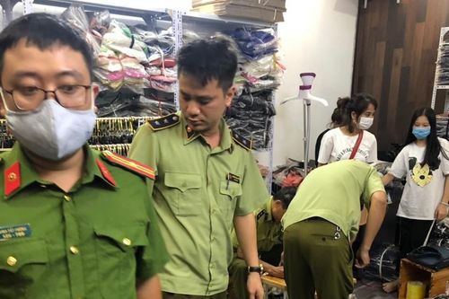Tạm giữ hàng ngàn sản phẩm Nike, Gucci... có dấu hiệu giả mạo
