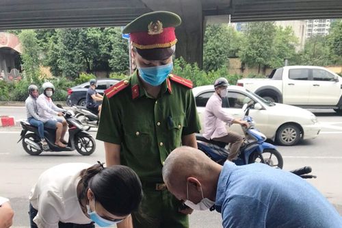 Quận Thanh Xuân: Xử phạt 74 trường hợp không đeo khẩu trang