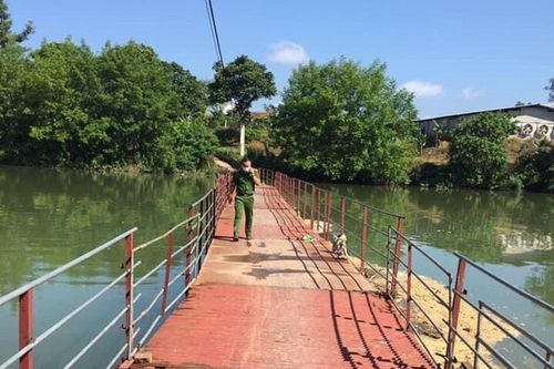 Kinh hãi phát hiện xác người đàn ông bên bến phà liên xã