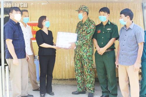 Bát Xát: Thăm hỏi, tặng quà các chốt kiểm soát phòng, chống dịch COVID-19 tại Y Tý