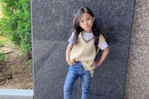 Cô bé 8 tuổi gợi ý cách mặc đồ công sở