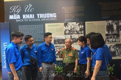 Khát vọng học tập qua song sắt nhà tù từ trưng bày 'Chắp cánh ước mơ'