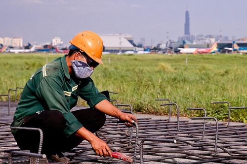 Đổ bê tông cải tạo đường băng nghìn tỷ