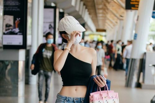 Những kiểu áo hở bạo, thách thức người nhìn của Ngọc Trinh ở sân bay