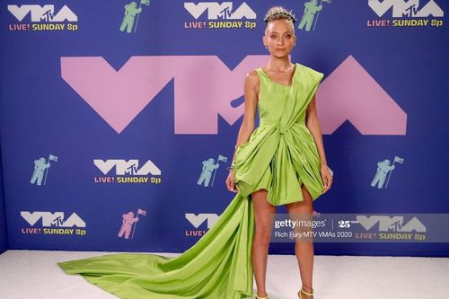 Miley Cyrus và dàn sao trên thảm đỏ VMAs 2020