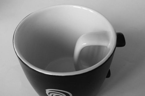 Công ty phần mềm xin lỗi vì làm chiếc cốc ngược đời