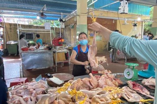 Khẩu trang y tế, hàng hóa thiết yếu ở Đà Nẵng tương đối ổn định