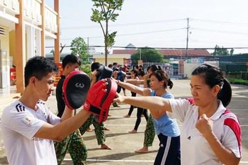 Bóng hồng áo lính luyện võ