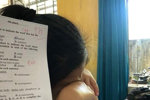 Nữ sinh khóc nức nở dù 9,75 điểm tiếng Anh, nhiều người đồng cảm