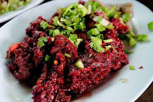 'Rợn người' món thịt bò sống trộn tiết canh của người Thái Lan
