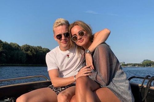 Tiền vệ Donny Van de Beek của MU tán đổ gái cưng huyền thoại Arsenal