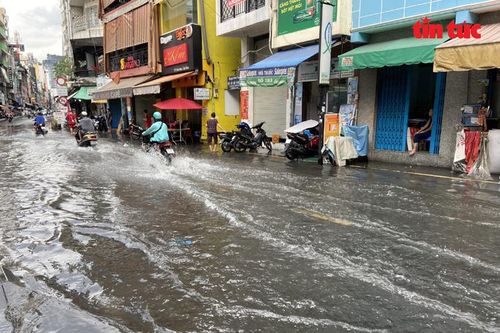 Phố đi bộ Bùi Viện mênh mông biển nước sau cơn mưa lớn