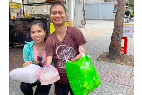 Chàng trai khuyết tật tình nguyện 'tiếp sức tới trường'