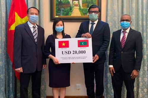 Trao quà tặng Chính phủ và nhân dân Maldives phòng chống dịch COVID-19