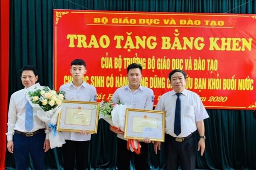 Bộ GD&ĐT tặng Bằng khen hai học sinh Hải Phòng dũng cảm cứu bạn khỏi đuối nước