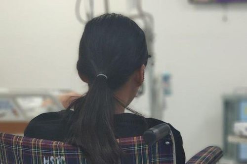 Bị bạn chê xấu, cô bé tuổi mới lớn uống thuốc diệt cỏ