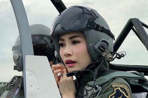 Vua Thái Lan ân xá cho hoàng quý phi bị phế truất, đưa sang Đức tránh COVID-19?