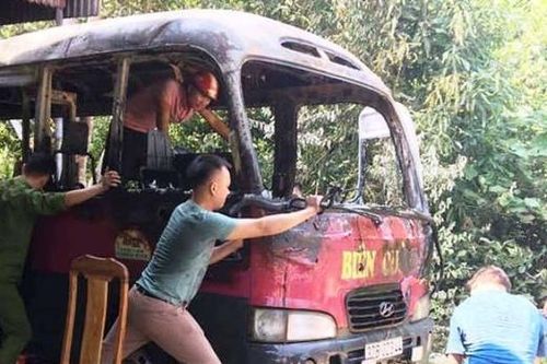 Ôtô khách bị thiêu rụi