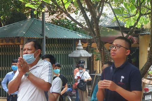 Người dân không đeo khẩu trang, bất chấp dịch COVID-19 tại chùa Phúc Khánh