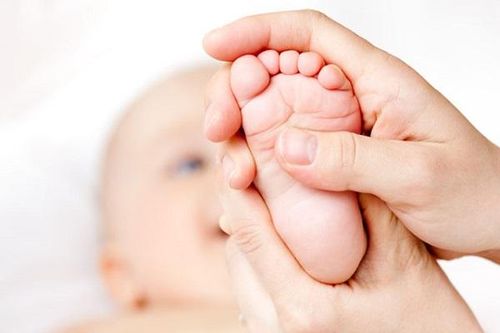 Tác hại đáng sợ khi dùng dầu gió cho trẻ sai cách