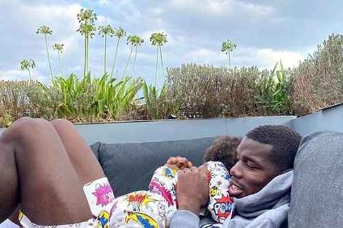 Tiền vệ Paul Pogba làm gì sau khi dương tính với COVID-19