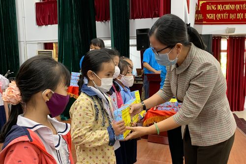 Trao sổ tiết kiệm, học bổng cho con công nhân