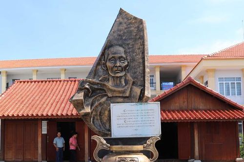 Những kỷ vật sống mãi với thời gian trong căn hầm bí mật của má Tám Nhung