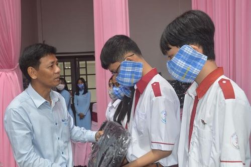 Trao học bổng Lương Định Của cho học sinh, sinh viên nghèo hiếu học